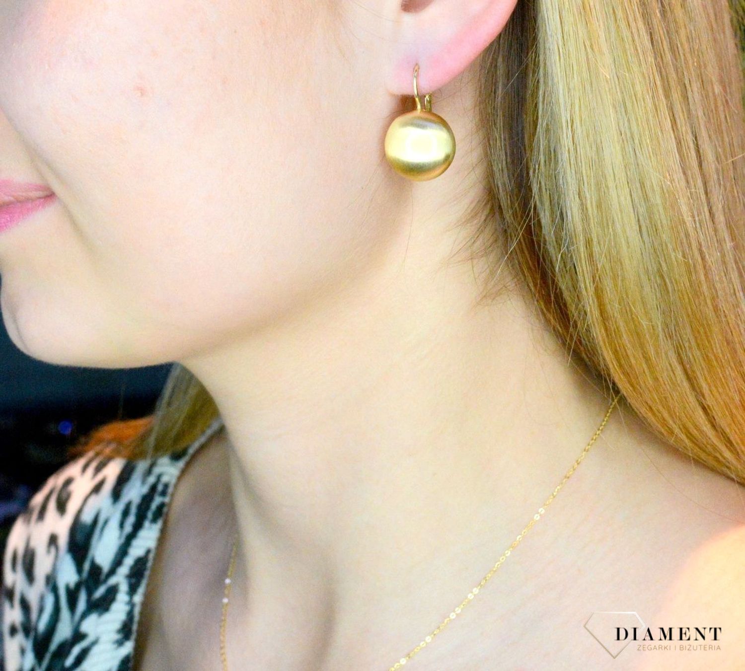 Srebrne kolczyki okrągłe matowe pozłacane OR AQ . Kolczyki wykonane z srebra próby 925 w pozłoceniu żółtego złota. Biżuteria w macie to jeden z najnowszych trendów. Modne kolczyki będą doskonałym prezentem.jpg